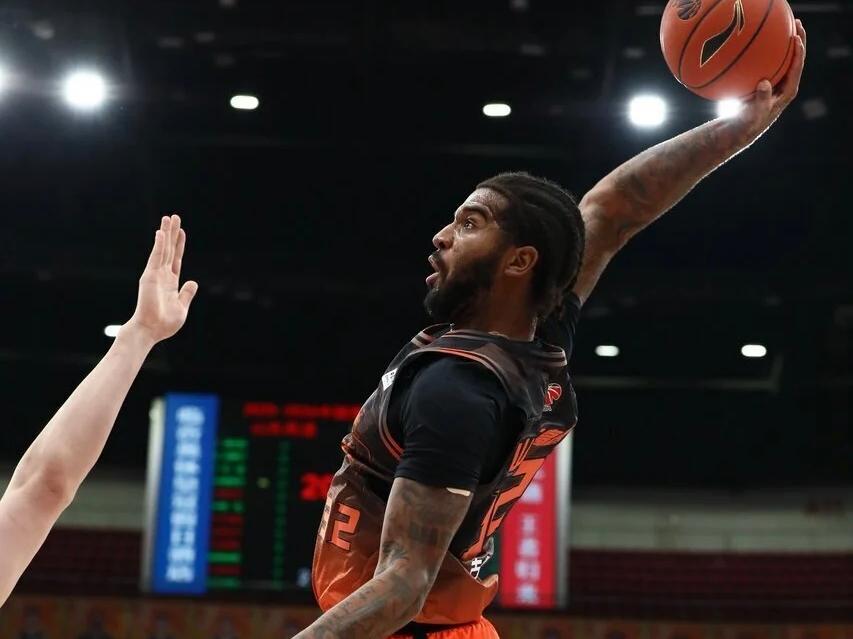 山东男篮主场迎战吉林，有望冲击7连胜，克里斯再会摊手好搭档